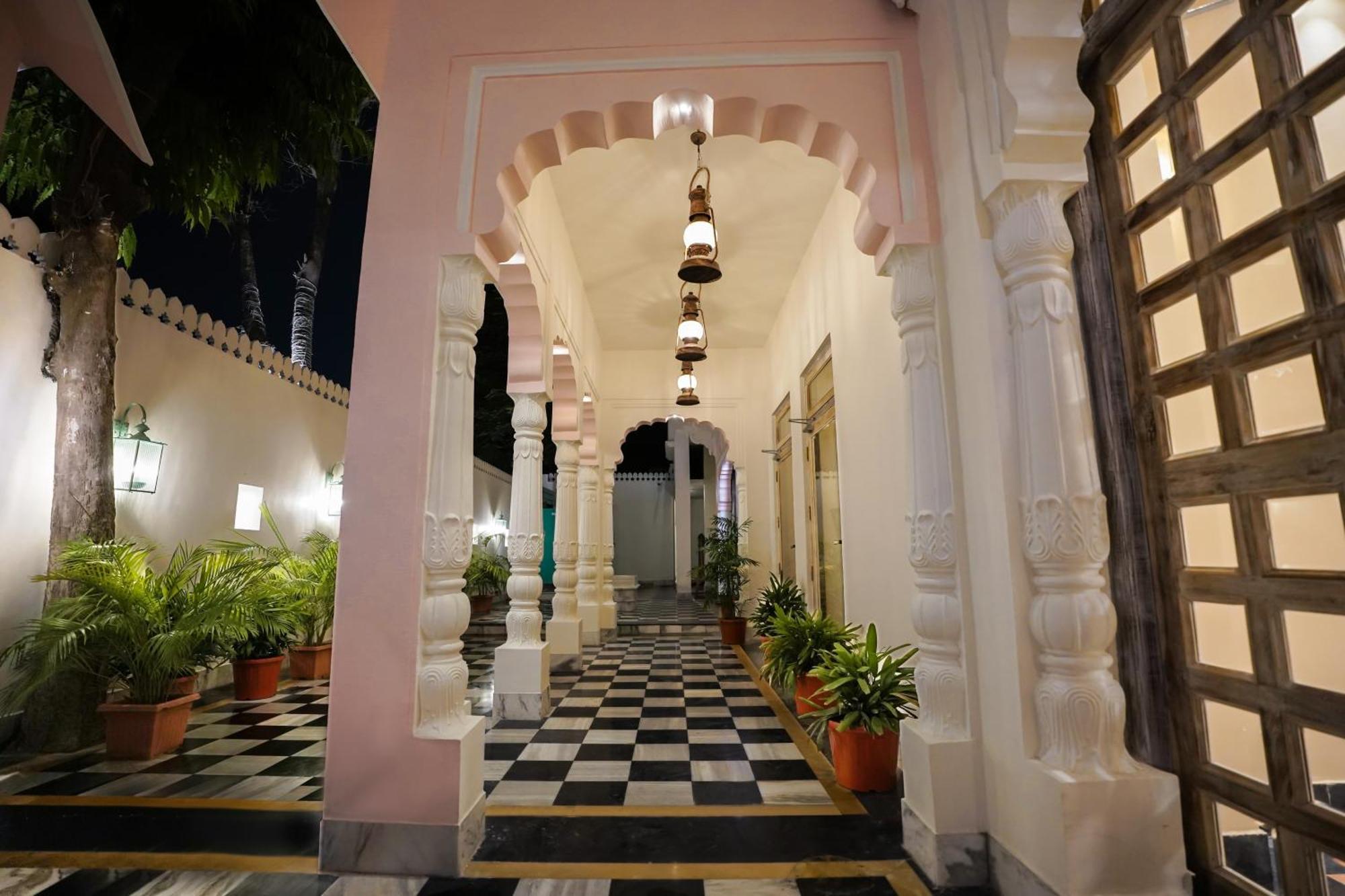 Dev Mahal - A Boutique Heritage Hotel Джапур Экстерьер фото